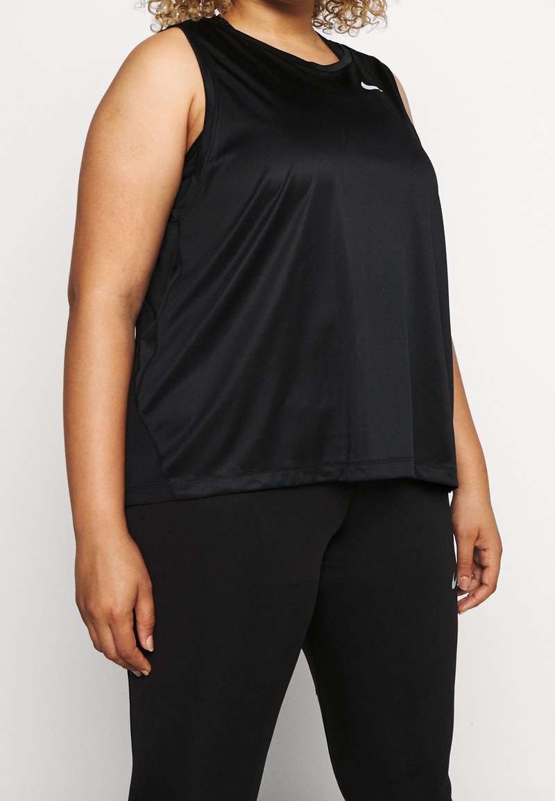 Černý sportovní tílko bez rukávů s kulatým výstřihem. Vyrobeno z hladkého, lehkého materiálu. Obsahuje malé logo na hrudi.