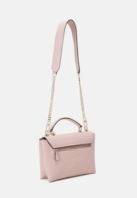 Bolso de mano de cuero rosa claro con asa superior, correa de hombro de cadena dorada y bolsillo delantero con cremallera sobre fondo blanco.