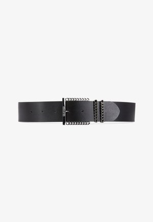 Ceinture en cuir noir avec une large sangle, une boucle en métal rectangulaire et un détail de chaîne. Texture lisse avec plusieurs trous de réglage.