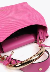 Borsa a mano fucsia con una texture a coste, dotata di un manico dorato lucido e di un interno rosa. Chiusura con un pattino superiore.