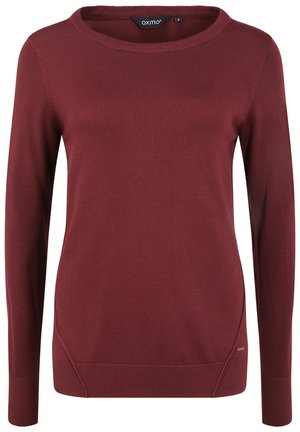 Burgunderfarget genser, lange ermer, myk strikket stoff, rund hals, tettsittende nederkant med sideslits, liten logoaksecent nederst til venstre.
