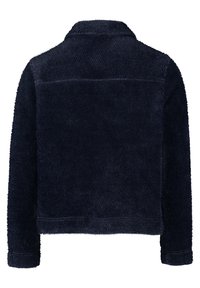 Granatowa kurtka z korduroyu o teksturowej powierzchni, z kołnierzem i długimi rękawami. Posiada dwa szwy wzdłuż pleców.