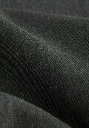 Tessuto a maglia nero con una superficie liscia, caratterizzato da una tessitura fine e uniforme e da una leggera lucentezza, che mostra pieghe e strati.
