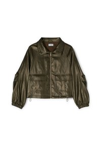 Giacca corta verde oliva in pelle sintetica metallica. Presenta un ampio colletto, chiusura con zip e tasche frontali con maniche voluminose.