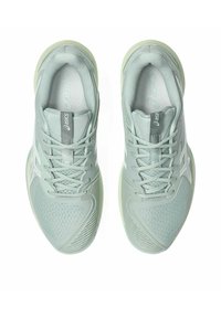 Chaussures de sport vert clair avec une tige en mesh, des accents texturés, des lacets plats et une semelle amortissante. Présente un logo de marque discret sur le côté.