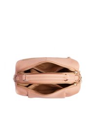 Borsa a tracolla in pelle rosa con due scomparti con zip, texture liscia, dettagli in metallo dorato e design minimalista. Fodera interna beige.