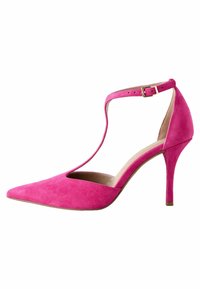 Zapato de tacón alto de ante rosa con puntera puntiaguda, tiras en el tobillo y tacón de aguja de 4 pulgadas; presenta un diseño con corte lateral.
