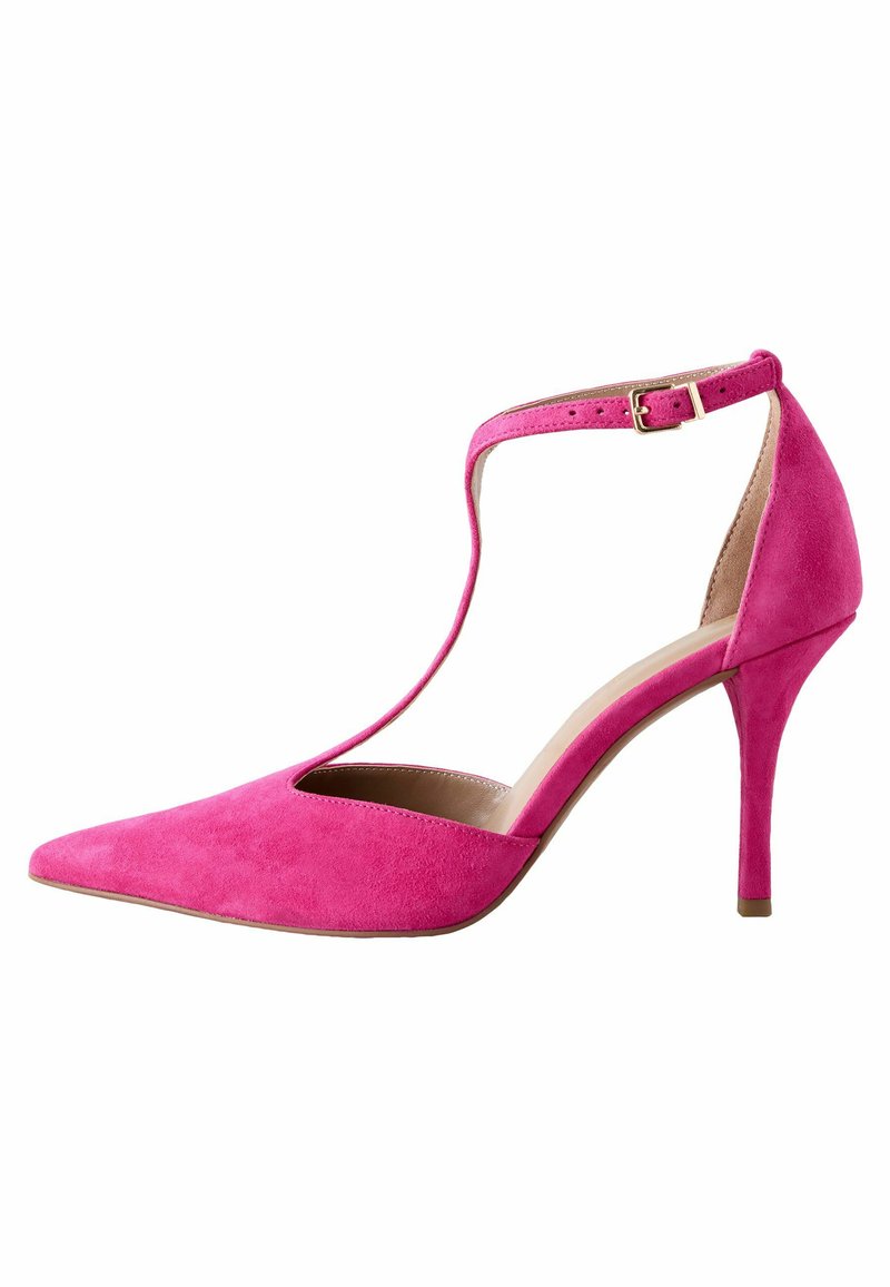 Zapato de tacón alto de ante rosa con puntera puntiaguda, tiras en el tobillo y tacón de aguja de 4 pulgadas; presenta un diseño con corte lateral.