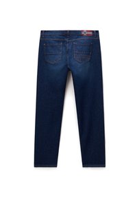 Ciemnoniebieskie dżinsy z prostymi nogawkami, z dwoma tylnymi kieszeniami i akcentem w postaci norweskiej flagi na pasku od spodni.