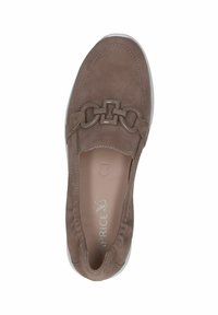 Pruun suede slip-on kingad, millel on sile tekstuur, dekoratiivne kett ees ja valge kummist tald.