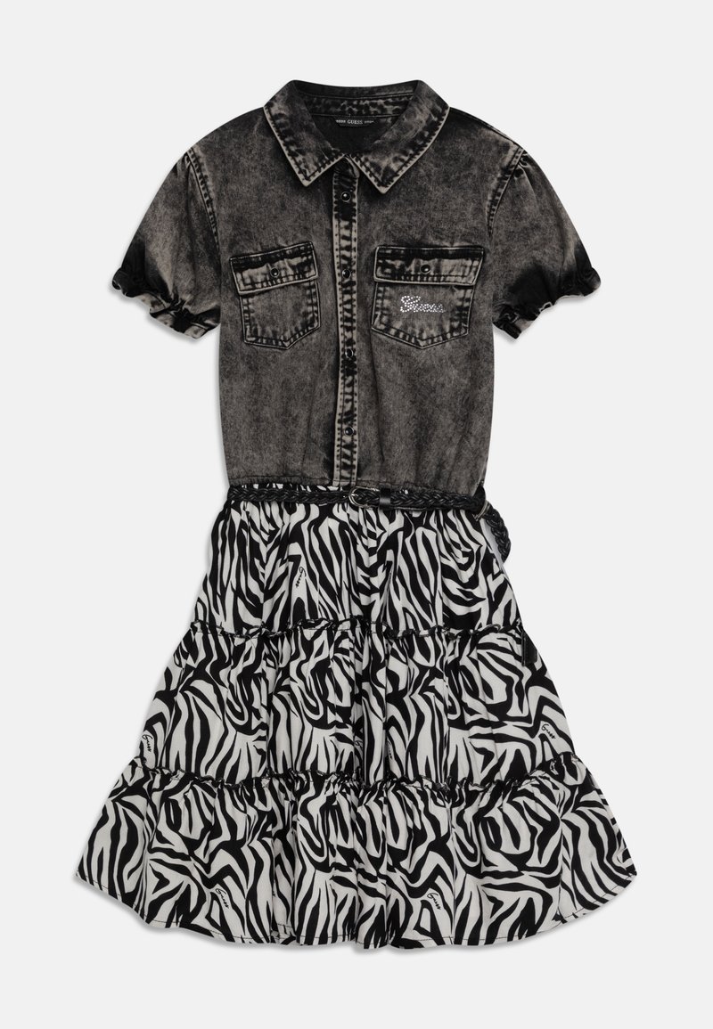 Robe chemise en denim noir acidulé à manches courtes avec poches poitrine boutonnées et jupe à volants imprimée zèbre noir et blanc.