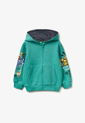 Modrozelená mikina na zip s kapucí, předními kapsami a barevnými grafickými potisky na obou rukávech na bílém pozadí.
