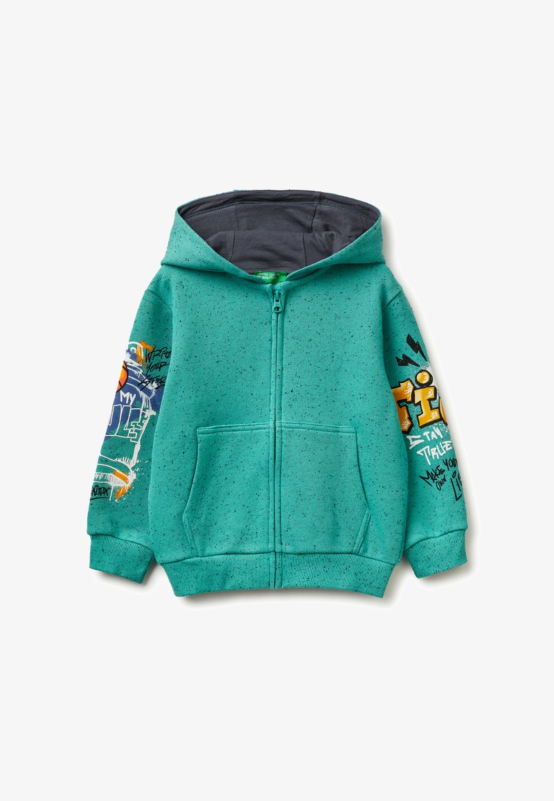 Türkisfarbener Kapuzenpullover mit Reißverschluss, gefütterter Kapuze, Fronttaschen und bunten Grafikdrucken auf beiden Ärmeln vor weißem Hintergrund.