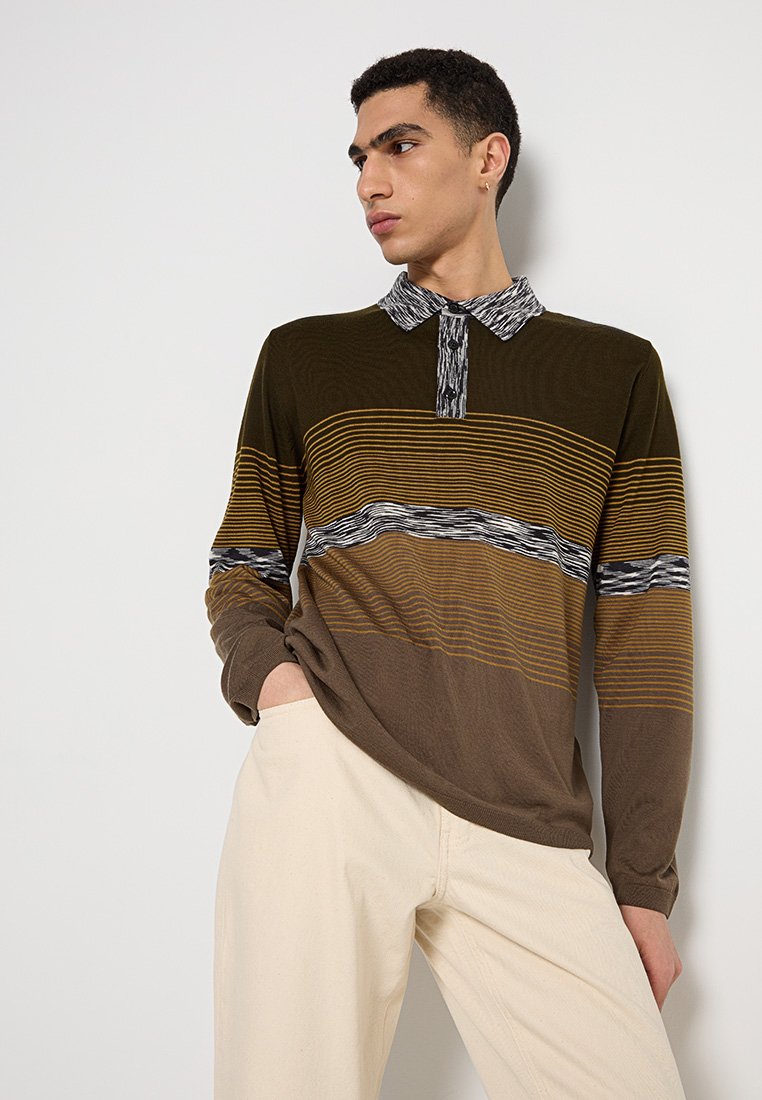 Langärmliges Polohemd in Dunkelgrün und Braun mit horizontalen Streifen in Gelb und Schwarz. Mit einem gemusterten Kragen. Weicher Stoff.