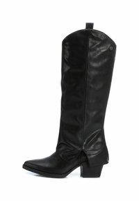 Botas altas de cuero negro hasta la rodilla con punta afilada y un tacón bajo. La parte superior presenta una textura suave y una lengüeta trasera elevada para facilitar su uso.