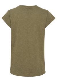 Lyhythihainen T-paita hillityssä oliivinvihreässä, jossa on pyöreä kaula-aukko ja pehmeä, teksturoitu kangas, joka on hieman rento istuvuus.