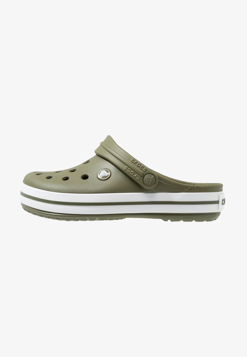 Sabot Crocs vert olive avec des trous de ventilation, une bride de talon réglable et une semelle blanche ornée de rayures vertes.