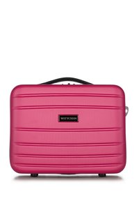 Valigia rigida rosa con accenti neri, texture scanalata, maniglia superiore e logo del marchio. Forma rettangolare compatta, progettata per la comodità durante i viaggi.