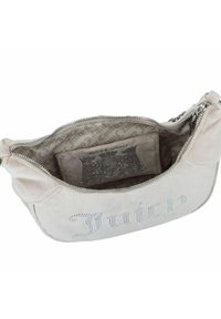 Borsa a tracolla in suede rosa chiaro con hardware argentato, chiusura con zip e interno foderato con un motivo a logo. Presenta ricami sulla parte esterna.