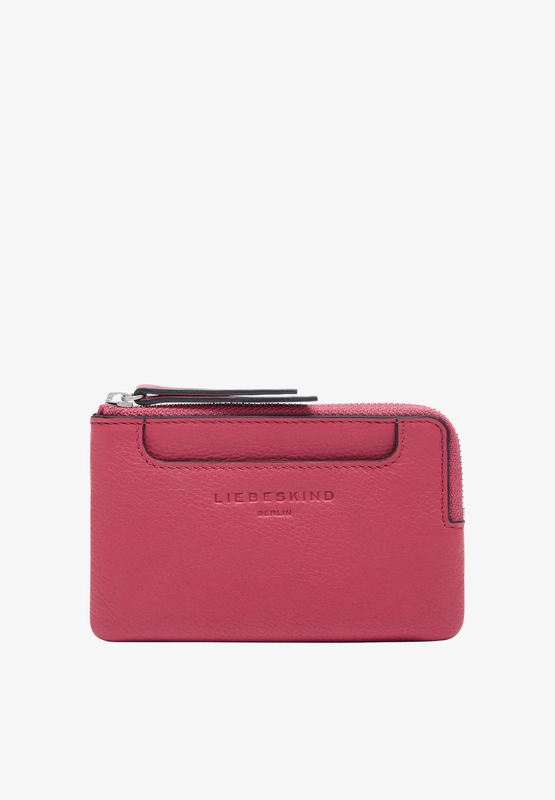 Portefeuille en cuir rose avec une finition texturée, fermeture zippée, une fente à l'avant et le logo « LIEBESKIND BERLIN » en relief. Design compact et rectangulaire.