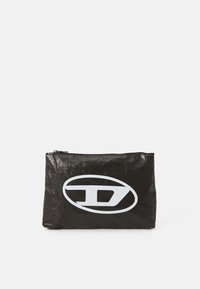 Pochette nera con zip realizzata in materiale testurizzato, con un grande logo bianco sul davanti. Forma rettangolare, design compatto.