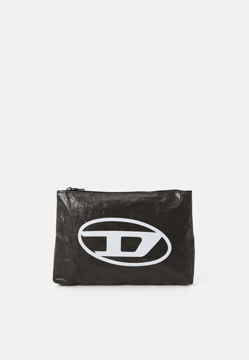 Pochette nera con zip realizzata in materiale testurizzato, con un grande logo bianco sul davanti. Forma rettangolare, design compatto.