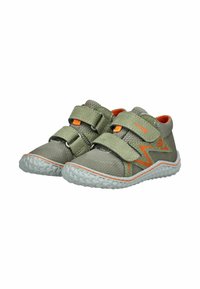 Zapatos de tela verdes con correas de velcro, acentos naranjas, parte superior de malla texturizada y una suela de goma blanca con un patrón en zigzag.