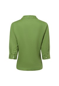 Camicia verde con colletto e maniche a tre quarti. Il tessuto ha una finitura strutturata e presenta un dettaglio a bottone sulle maniche.