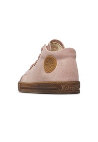 Scarpa alta in suede rosa chiaro con una toppa rotonda sul lato e una suola in gomma testurizzata. presenta una chiusura con lacci e un colletto imbottito.