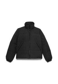 Giacca piumino nera con collo alto, chiusura con zip, polsini elasticizzati e tasche laterali; presenta una texture liscia e dettagli trapuntati.