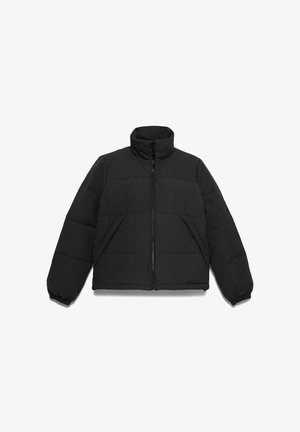 Schwarze Steppjacke mit hohem Kragen, Reißverschluss, elastischen Bündchen und Seitentaschen; zeichnet sich durch eine glatte Textur und gestepptes Design aus.