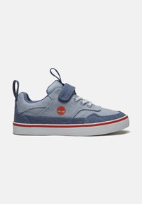 Baskets bleu clair avec des accents bleu foncé, semelle blanche avec une bande rouge, fermeture velcro, lacets et logo d'arbre rouge sur le côté.