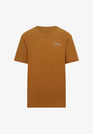 Braunfarbiges T-Shirt mit kurzen Ärmeln aus Baumwolle, mit einem kleinen weißen "ARIAT"-Logo auf der linken Brustseite. Glatte Textur.