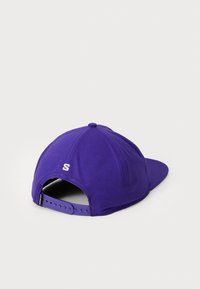 Violets beisbola cepure ar plakanu vizieri, izgatavota no auduma, ar apaļu pogu augšpusē un regulējamu snapback aizdari aizmugurē.