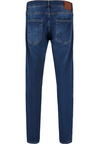 Jeans en denim bleu foncé à coupe slim, avec deux poches arrière et une étiquette en cuir à la taille. Texture lisse et design classique.