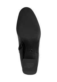 Suela de zapato negra con textura estriada, que presenta un lado liso y una etiqueta granulada. Incluye un logo destacado y marcas de tamaño.