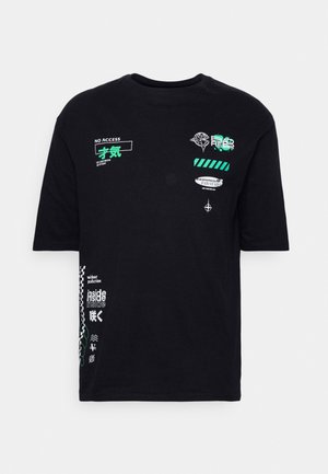 T-shirt noir à manches courtes avec texte et symboles graphiques verts et blancs, incluant « NO ACCESS », « inside » et des motifs abstraits sur le devant et la manche.