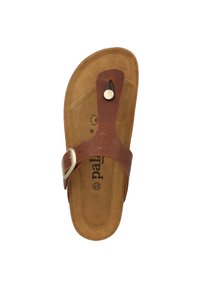 Sandalo in pelle marrone con suola piatta, cinturino tra le dita e strap regolabile con fibbia metallica. Soletta testurizzata con logo del marchio.