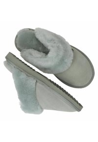 Lichtgrijze slippers met een zachte nep-vachtvoering, met een suède buitenkant en een gestructureerde rubberen zool voor grip en comfort.