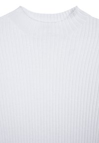 Weißes geripptes Langarmoberteil mit hohem, rundem Halsausschnitt, aus weichem Strickstoff.