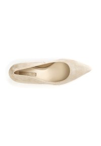 Décolletée beige in suede con tacco alto, con punta affusolata e lati scavati, caratterizzata da una fodera interna liscia e un'esterno leggermente testurizzato.