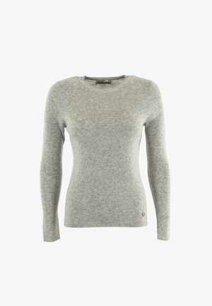 Suéter gris de manga larga hecho de tela de canalé. Presenta un cuello redondo y una textura sutil, con un pequeño logotipo como acento cerca del dobladillo.