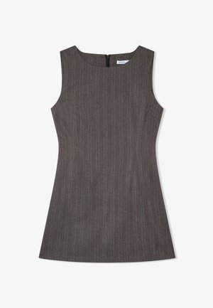Abito senza maniche marrone con strisce verticali, scollatura tonda e zip sul retro nascosta. Vestibilità sartoriale, orlo svasato. Tessuto testurizzato.