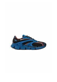 Chaussure de sport pour homme avec une tige en mesh noir, des surpiqûres synthétiques bleues, une semelle épaisse segmentée, et le logo Reebok sur le talon et la langue.