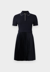 Tumesinine polo kleit ribatud ülaosa ja volangseelikuga. Omab klassikalist kraed, viit nööpi ning peeneid valgeid aktsente.