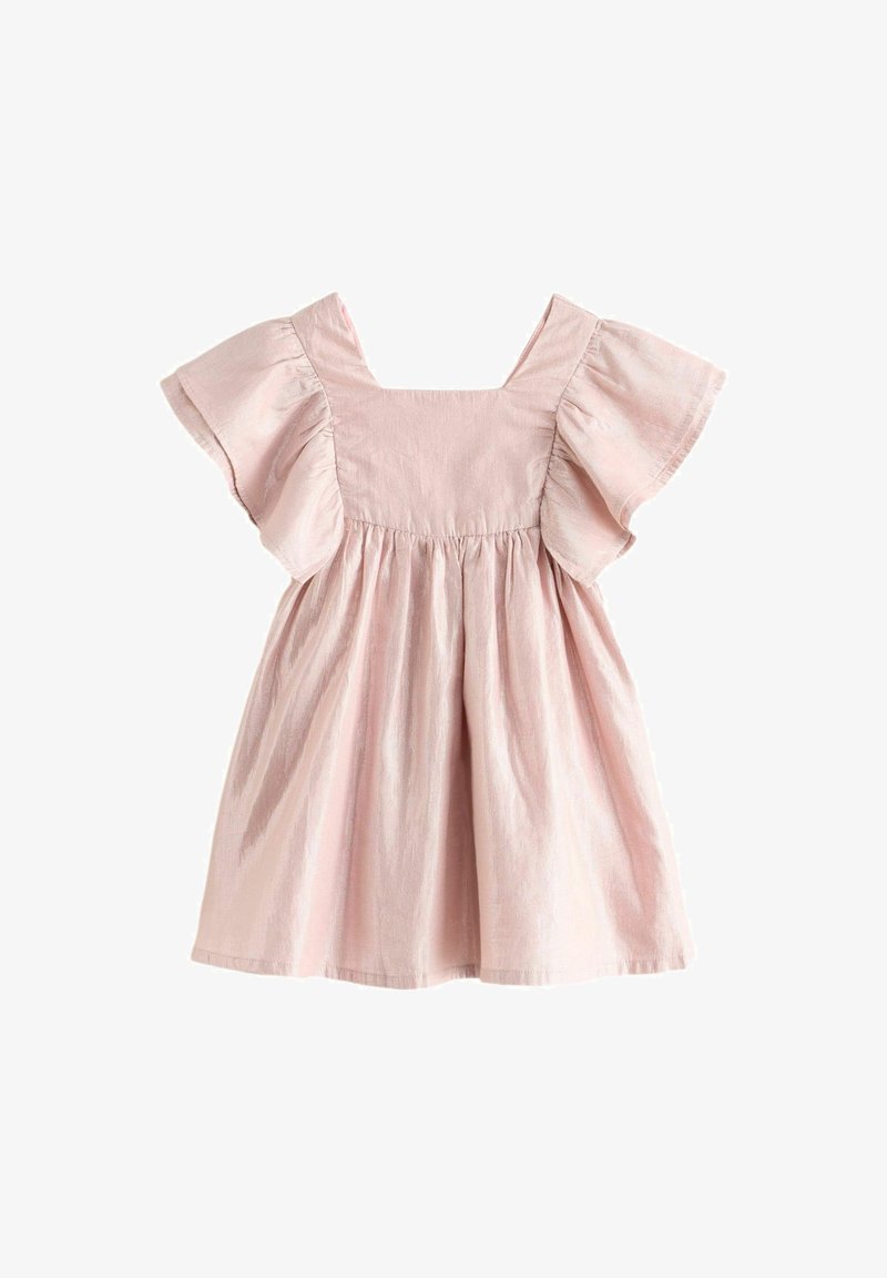 Robe en coton rose avec un col carré, des manches courtes à volants et une taille froncée. Le tissu a un léger éclat et une silhouette fluide.
