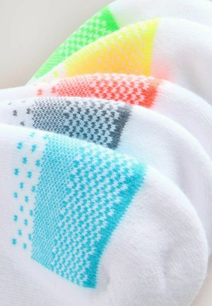 Białe skarpetki z kolorowymi akcentami na pięcie w zielonym, żółtym, pomarańczowym, czerwonym i niebieskim kolorze, z teksturowymi wzorami na górnej części.