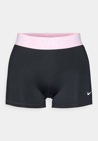 Čierne športové šortky s ružovým elastickým pásom, na ktorom je text "NIKE PRO". Vyrobené z hladkého materiálu s prešitými detailmi a malým logom.