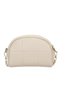 Beige leren cosmetica tas met een gebogen bovenkant, textuur oppervlak en gouden hardware. Heeft een gestikt paneel ontwerp en kettingstrap bevestiging.