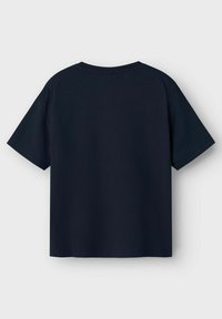 T-shirt oversize blu navy realizzata in cotone. Design semplice con maniche corte e collo rotondo. Texture liscia senza motivi o accessori.